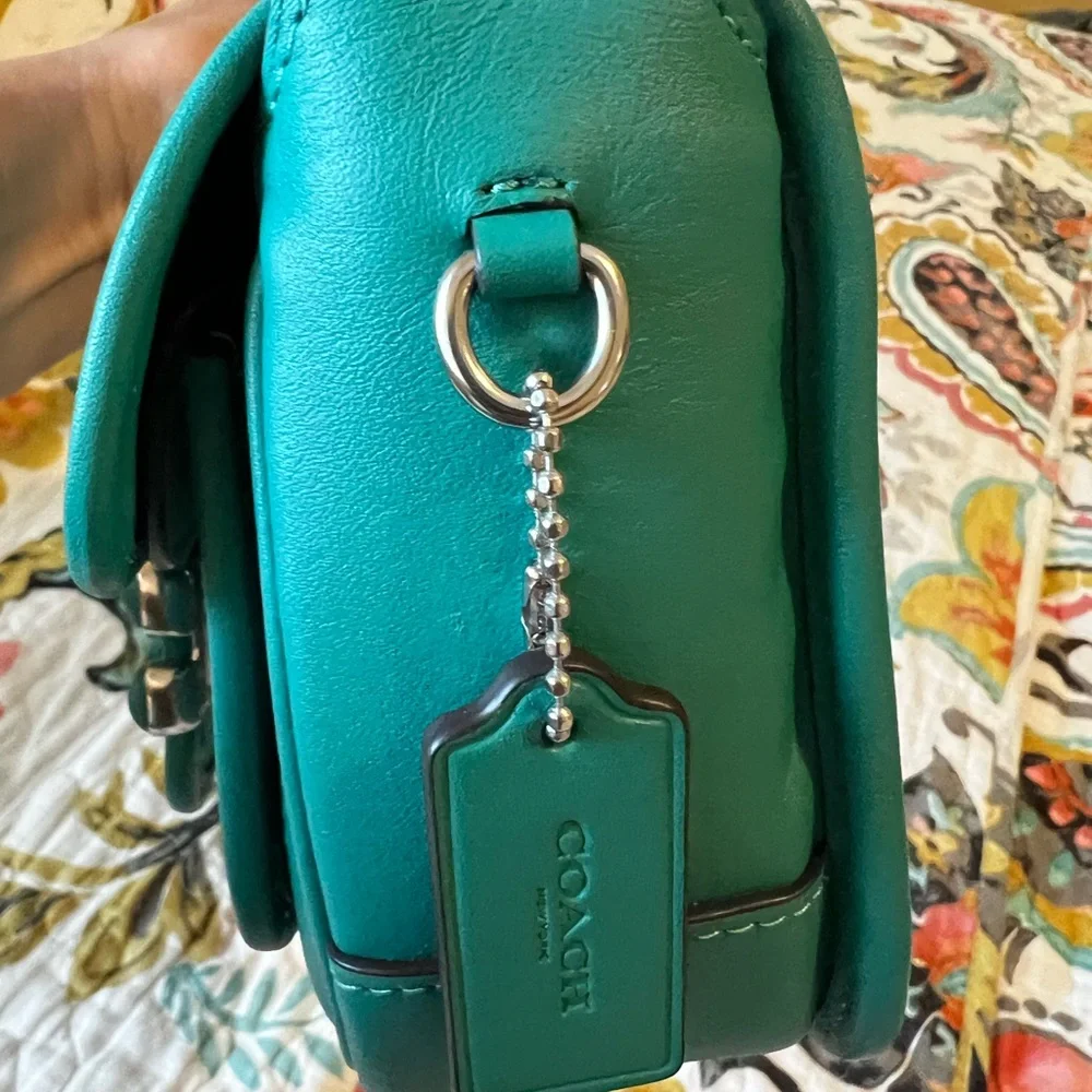 Coach Green Crossbody Bag with Modern Design - Picture 5 of 7